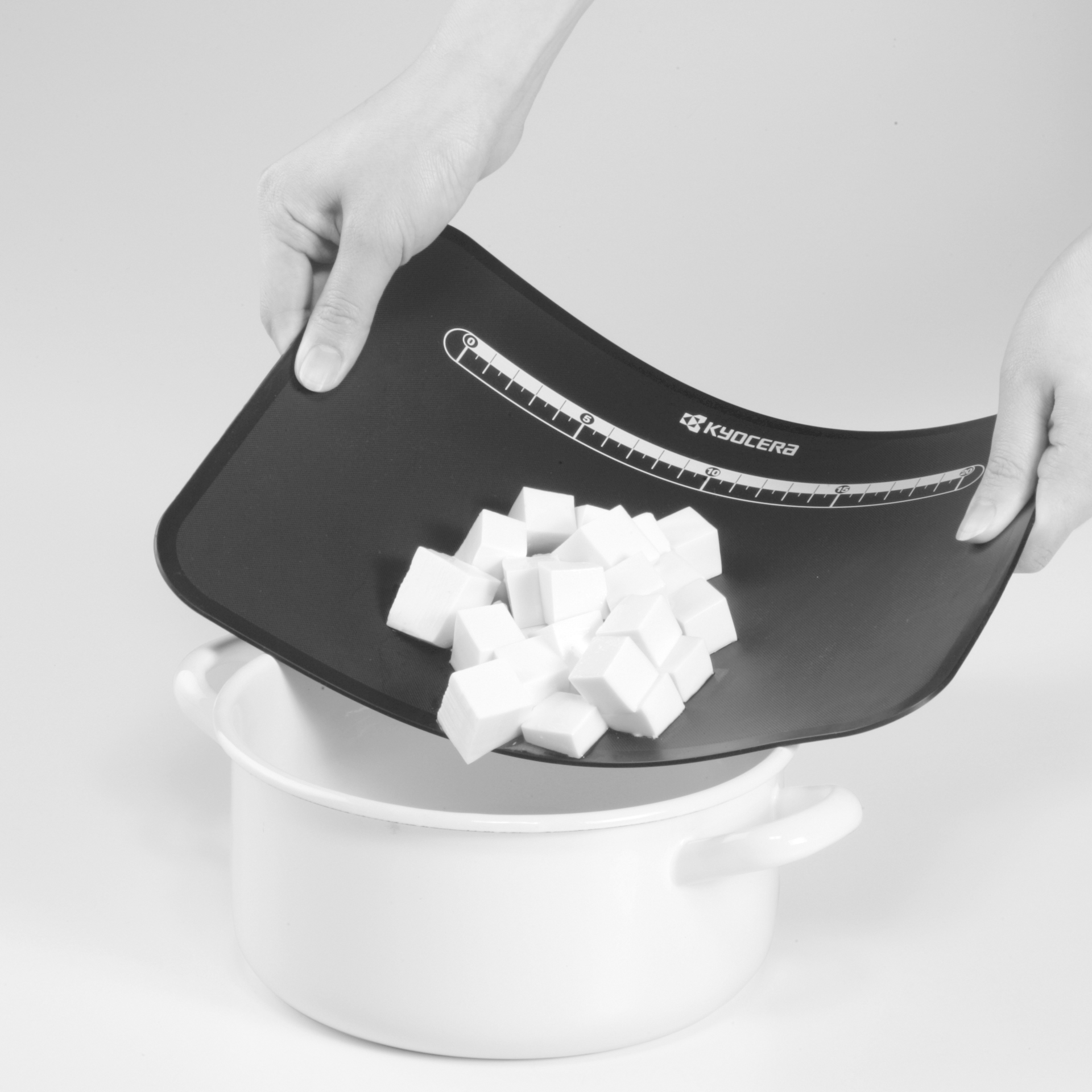 KYOCERA > Flexible colorful cutting mats for kitchen and home crafting